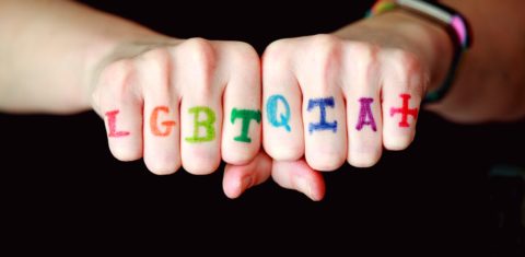 LGBT+, LGBTQIA+, LGBTI+ ou LGBTQIAP+? As dúvidas sobre qual usar surgem ainda mais no mês do Orgulho. (Foto: Sharon McCutcheon / Unsplash)