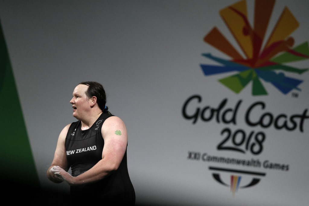 A neozelandesa Laurel Hubbard em competição na Austrália: primeira atleta trans na história dos Jogos Olímpicos (Foto: Adrian Dennis / AFP - 09/04/2018)