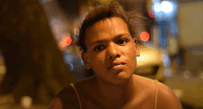 Vozes das ruas: vítima de tentativas de estupro e homofobia luta por respeito ao lado da namorada