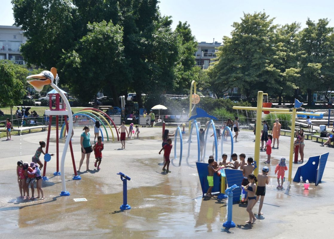 Crianças brincam e se refrescam em parque aquático na cidade canadense de Richmond, no estado canadense de British Columbia: calor bateu recorde no Canadá, passando dos 49 graus Celsius (Foto: Don MacKinnon / AFP - 29/06/2021)