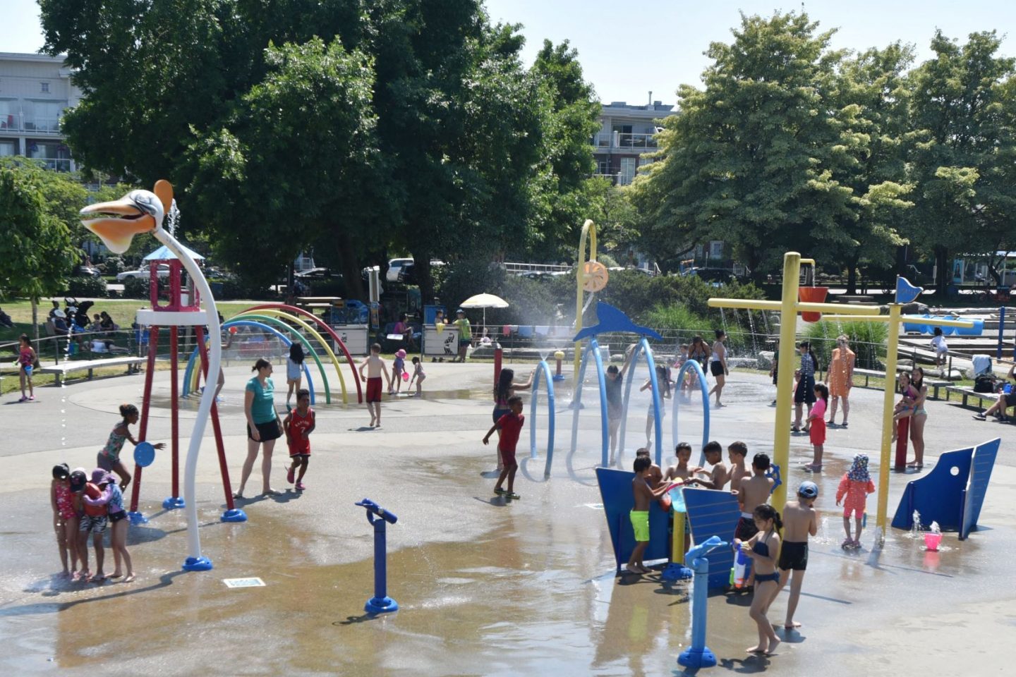 Crianças brincam e se refrescam em parque aquático na cidade canadense de Richmond, no estado canadense de British Columbia: calor bateu recorde no Canadá, passando dos 49 graus Celsius (Foto: Don MacKinnon / AFP - 29/06/2021)