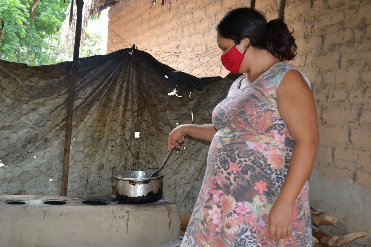 No Maranhão, mulher cozinha alimentos recebidos por doação: pobreza extrema, desemprego e comida mais cara contribuem para volta do Brasil ao Mapa da Fome (Foto: Eanes Silva / Divultação / ActionAid)