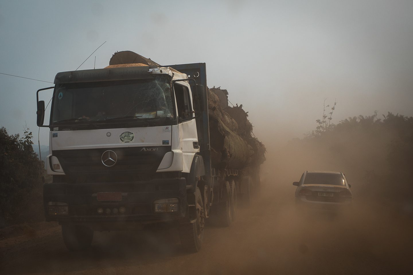 Caminhão com madeira extraída da floresta trafega na Transamazônica: projeto aprovado na Assembleia no Amazonas fragiliza licenciamento ambiental (Foto: Bruno Kally/Amazônia Real - 10/08/2020)