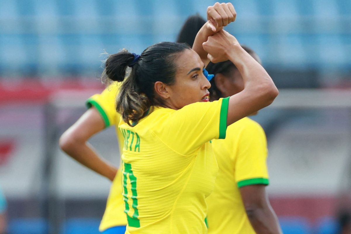 Craque da seleção brasileira, Marta comemora seu segundo gol na estreia dos Jogos Olímpicos fazendo um T com os braços em homenagem à namorada Toni: Tóquio 2020 tem recorde de atletas publicamente LGBT+ (Foto: Kohei Chibagara/AFP)