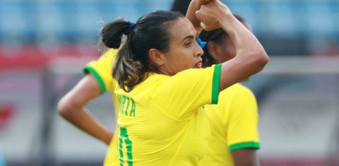 Craque da seleção brasileira, Marta comemora seu segundo gol na estreia dos Jogos Olímpicos fazendo um T com os braços em homenagem à namorada Toni: Tóquio 2020 tem recorde de atletas publicamente LGBT+ (Foto: Kohei Chibagara/AFP)