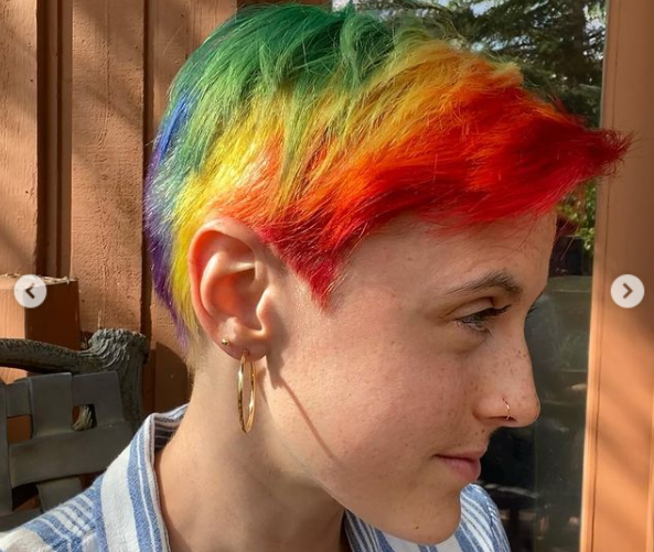 A fundista canadense Gabriela DeBues-Stafford, bissexual, exibe seu cabelo com as cores do arco-íris nas redes sociais: militância LGBT+ no esporte (Foto: Reprodução/Instagram)