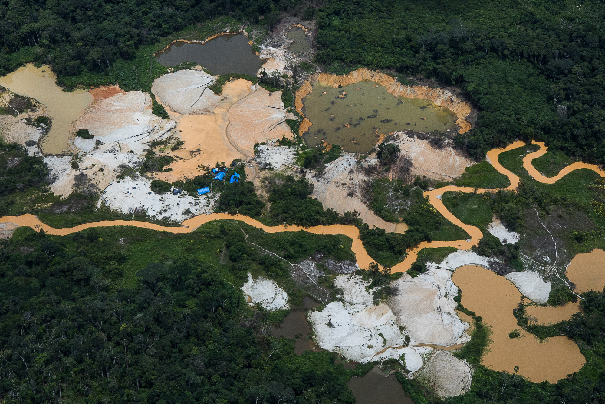 Garimpo ilegal de ouro na região do Homoxi na Terra Indigena Yanomami, em Roraima: reportagem sobre comércio de ouro legal teve trecho censurado pela Justiça (Foto: Bruno Kelly/Amazônia Real).