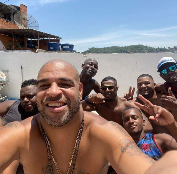 Adriano Imperador, com os amigos da Vila Cruzeiro: escolha pela felicidade. Reprodução do Instagram