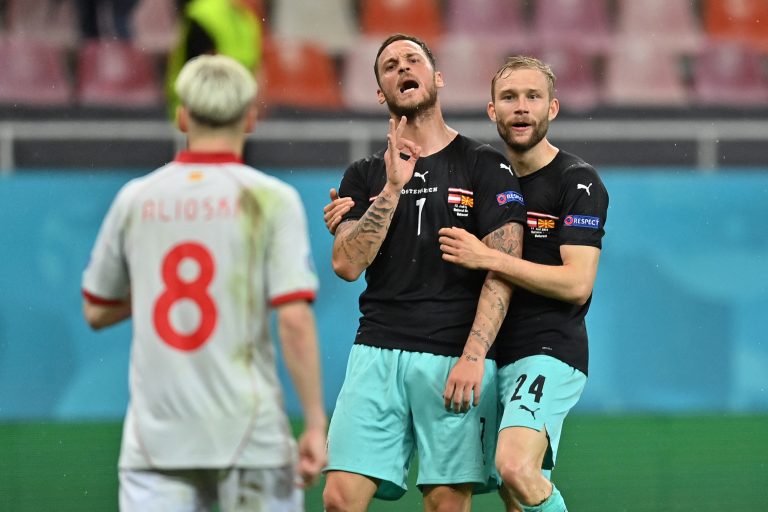 O gesto racista do austríaco Marco Arnautovic, no jogo contra a Macedônia do Norte: "cabeça quente". Foto Daniel Mihailescu/AFP