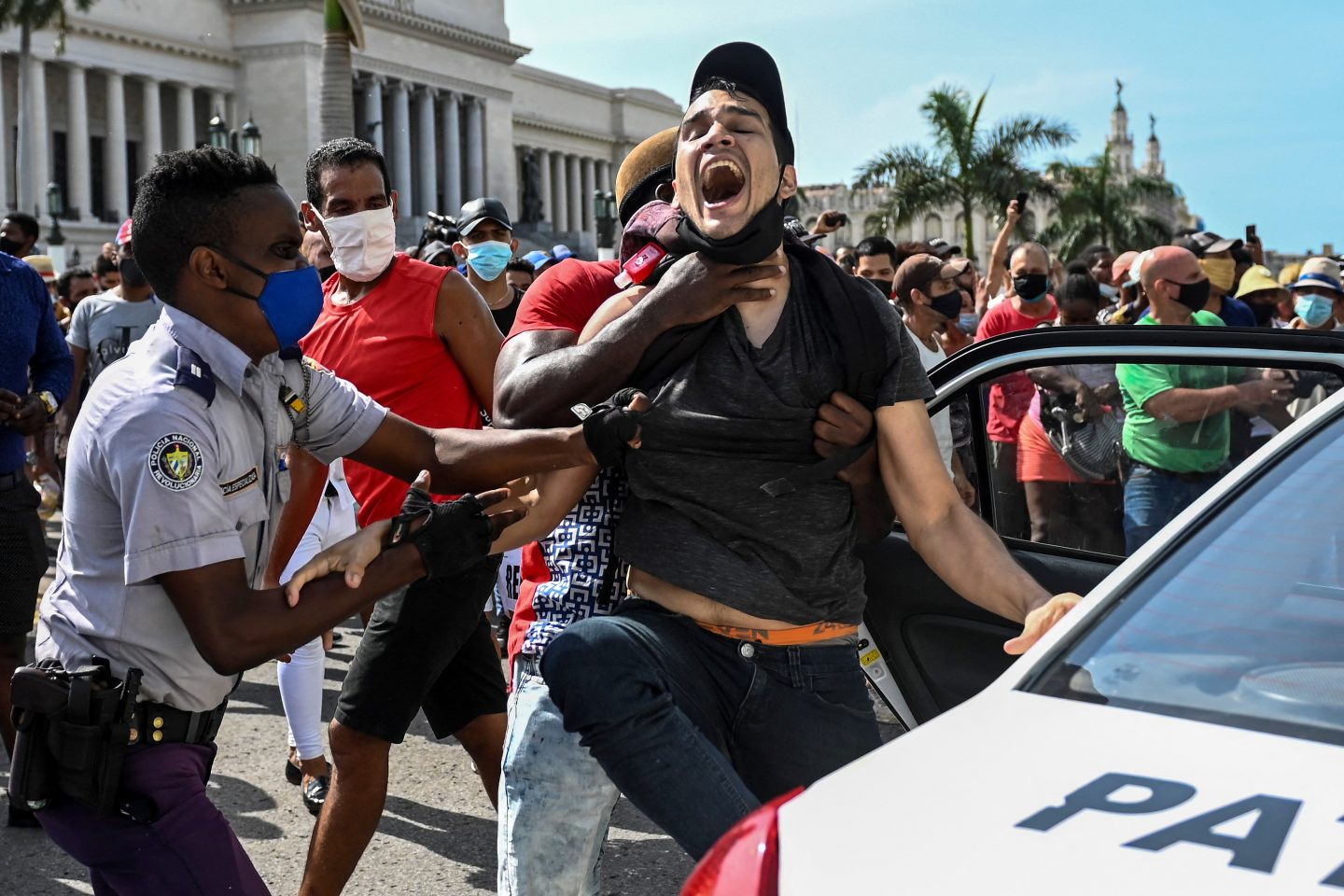 Polícia prende manifestante contra o governo de Cuba, durante protestos em Havana: clamores por democracia. Foto Yamil Lage/AFP