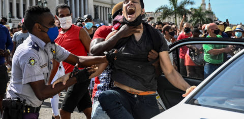 Polícia prende manifestante contra o governo de Cuba, durante protestos em Havana: clamores por democracia. Foto Yamil Lage/AFP