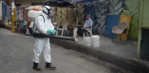 Pandemia nas favelas do Rio: voluntário faz o trabalho de imunização nas vielas da favela Santa Marta. Ausência do poder público na região marcou a pandemia. Foto Fabio Teixeira/NurPhoto via AFP