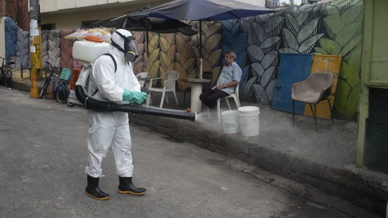 Pandemia nas favelas do Rio: voluntário faz o trabalho de imunização nas vielas da favela Santa Marta. Ausência do poder público na região marcou a pandemia. Foto Fabio Teixeira/NurPhoto via AFP