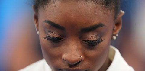 Simone Biles, a melhor ginasta do mundo: "Eu não queria ir lá, fazer algo estúpido e me machucar. É tão grande, são os Jogos Olímpicos. No fim de tudo, não queremos sair carregados em uma maca". Foto Mustafa Yalcin/Anadolu Agency/AFP