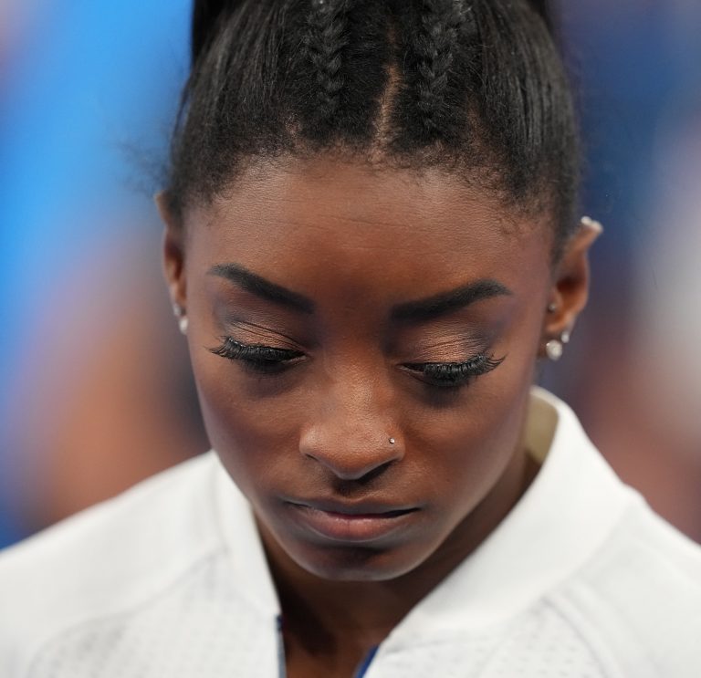 Simone Biles, a melhor ginasta do mundo: "Eu não queria ir lá, fazer algo estúpido e me machucar. É tão grande, são os Jogos Olímpicos. No fim de tudo, não queremos sair carregados em uma maca". Foto Mustafa Yalcin/Anadolu Agency/AFP