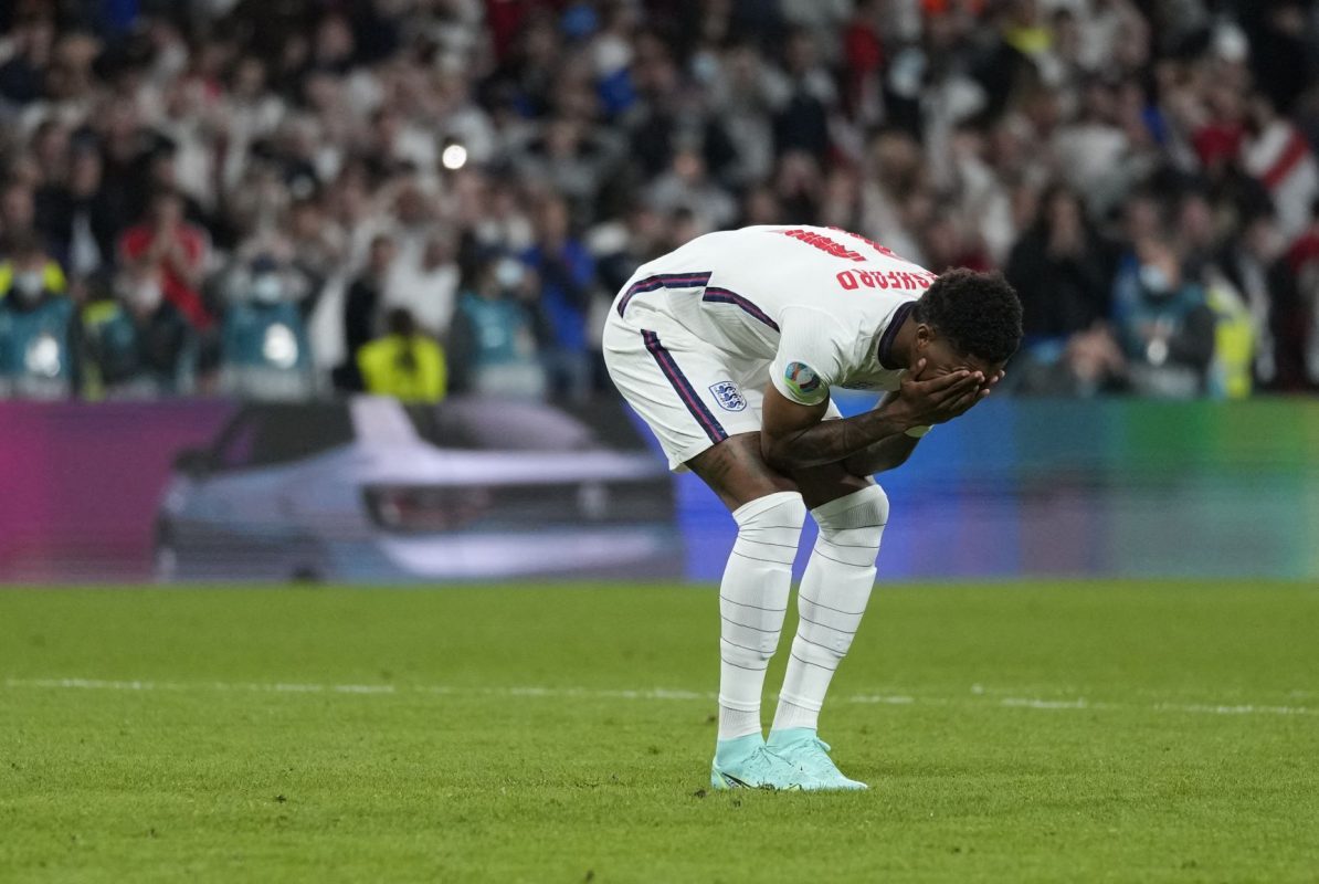 Marcus Rashford lamenta pênalti perdido na final da Euro 2020: alvo de ofensas racistas após jogo que, para pesquisadores, poderiam ser evitadas pelo Twitter (Foto: Frank Augstein /Pool /AFP - 11/07/2021)