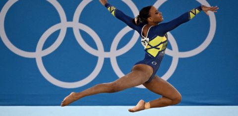Rebeca Andrade e sua apresentação no solo a caminho da medalha de prata em Tóquio: sem cultura esportiva, Brasil supervaloriza as conquistas olímpicas (Foto: Lionel Bonaventure / AFP)