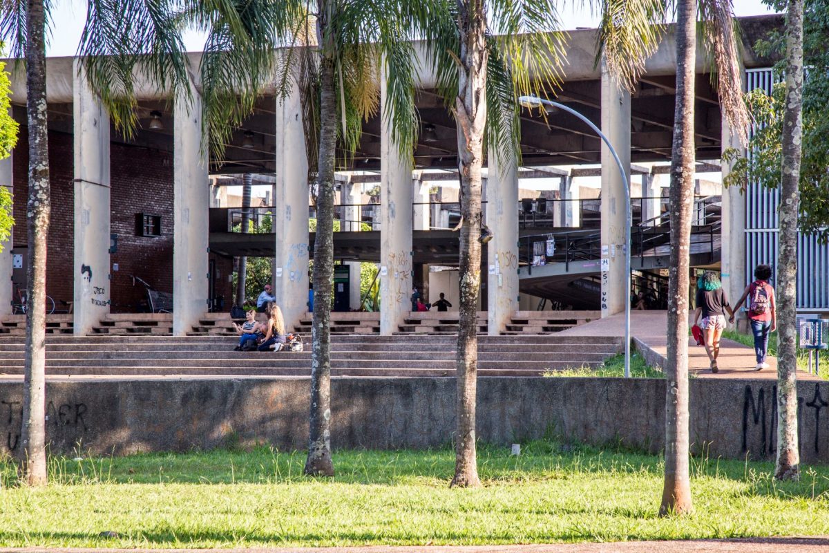 Alunos no campus Darcy Ribeiro, da UnB: apenas 21% dos brasileiros de 25 a 34 anos têm Ensino Superior Completo (Foto: Secom/UnB - 14/05/2018)
