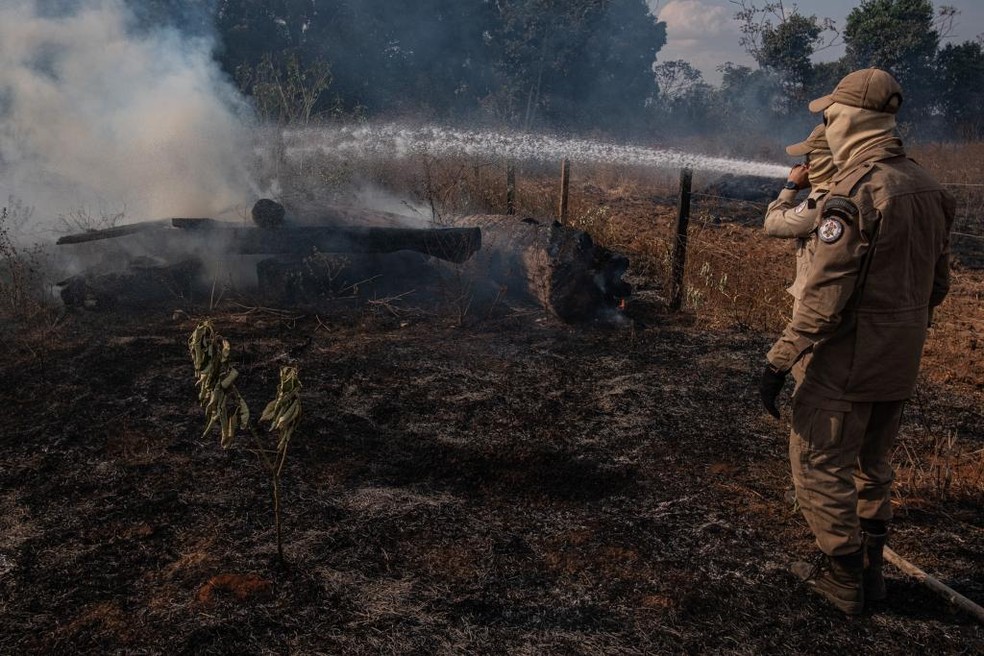 Bombeiros de Mato Grosso combatem fogo próximo à Transpantaneira: seca extrema no Pantanal dificulta trabalho (Foto Mayke Toscano/Secom/MT)