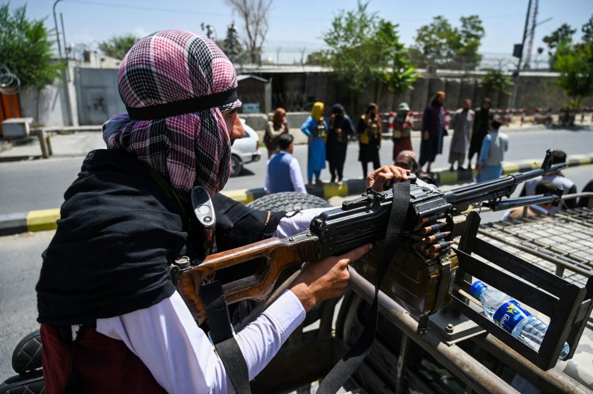 Guerrilheiro do Talibã com metralhadora na chegada a Cabul: ocupação americana do Afeganistão era um fracasso previsível (Foto: Wakil Kohsar / AFP)