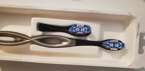 A escova dental com cabo de alumínio reutilizável da Colgate: menos plástico e menos lixo (Foto: Divulgação)