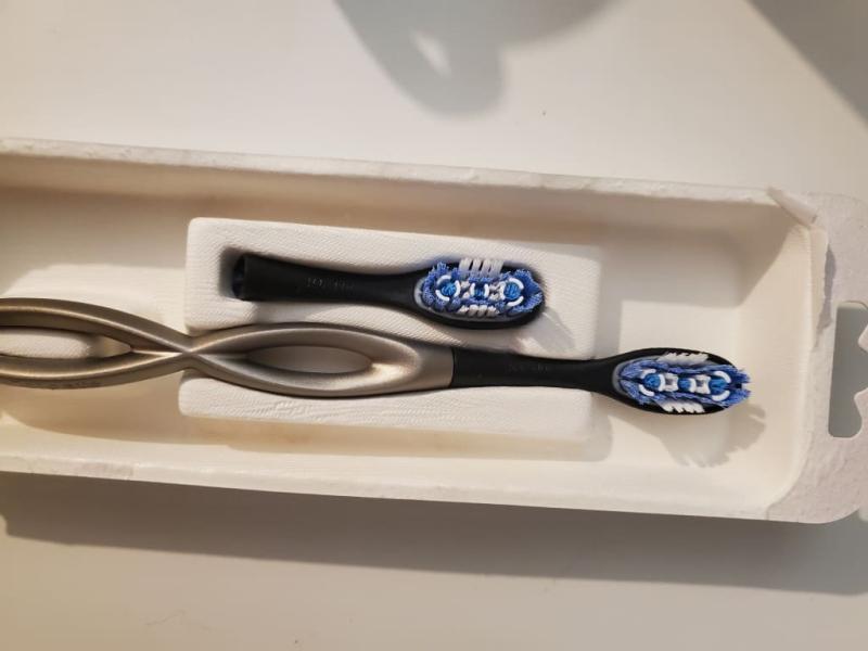 A escova dental com cabo de alumínio reutilizável da Colgate: menos plástico e menos lixo (Foto: Divulgação)