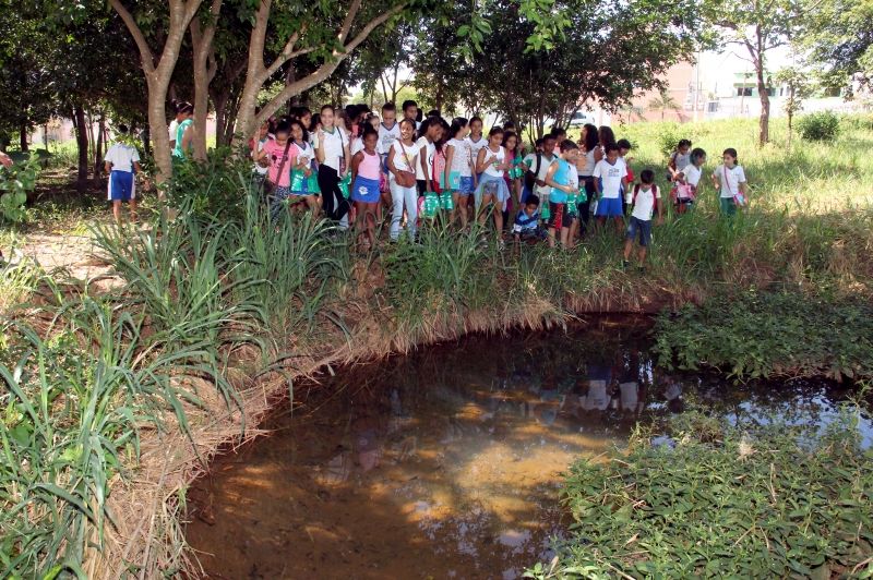 Crianças visitam nascente de rio dentro da cidade de Cuiabá (MT): projeto na Câmara ameaça áreas de proteção permanente em regiões urbanas (Foto: Luiz Alves/Prefeitura de Cuiabá)