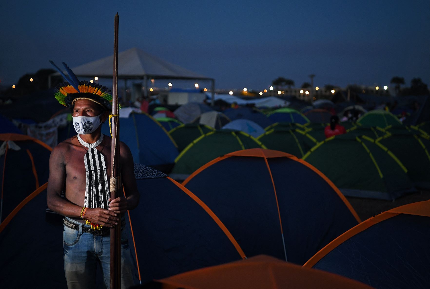 Indígena pataxó no acampamento em Brasília: carta, vigília e manifestação contra marco temporal no STF (Foto: Carl de Souza / AFP)