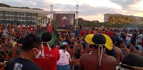 Acampados em frente ao STF, indígenas acompanham voto do ministro Edson Fachin: relator do caso contra a tese do marco temporal e em defesa dos direitos indígenas (Foto: Caíque Souza/APIB)
