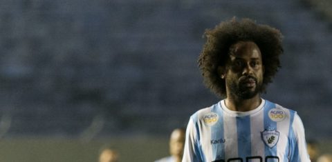 O meia Celsinho, do Londrina, com seu cabelo black-power: após injúria racial durante jogo, ataque racista em nota oficial do Brusque (Foto: Divulgação/Londrina)