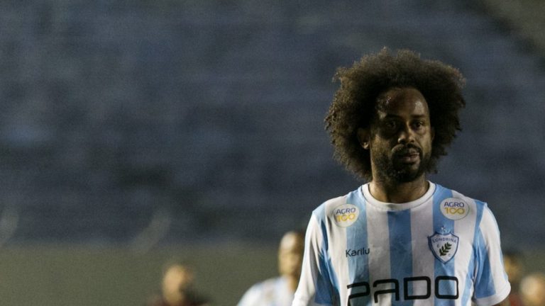 O meia Celsinho, do Londrina, com seu cabelo black-power: após injúria racial durante jogo, ataque racista em nota oficial do Brusque (Foto: Divulgação/Londrina)