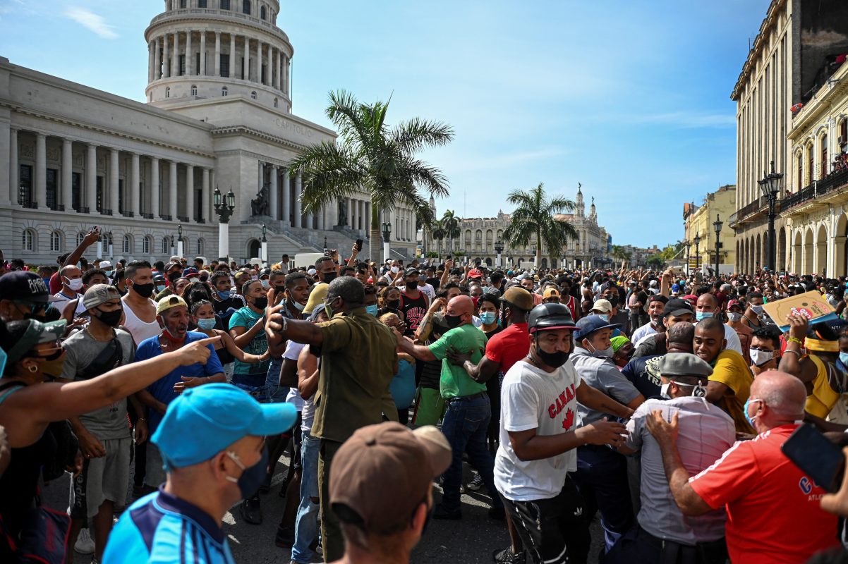 Protesto do dia 11 de julho em Havana: aumento do desabastecimento e descontrole da pandemia criaram condições para a revolta. Foto Yamil Lage/AFP
