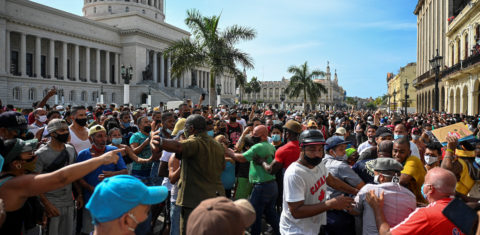 Protesto do dia 11 de julho em Havana: aumento do desabastecimento e descontrole da pandemia criaram condições para a revolta. Foto Yamil Lage/AFP