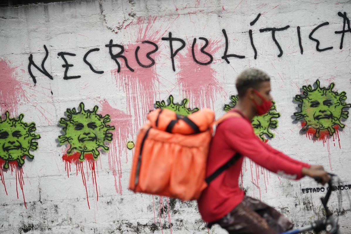 Grafite em uma Unidade Básica de Saúde da Tijuca (UPA) critica o descaso do governo no combate à doença. Foto Mauro Pimentel/AFP. Agosto/2021