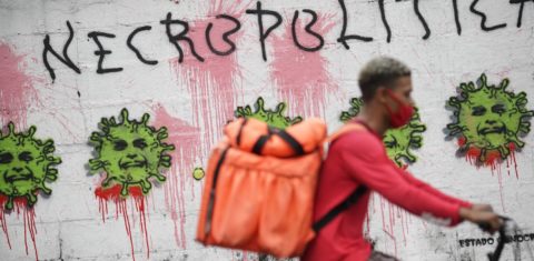 Grafite em uma Unidade Básica de Saúde da Tijuca (UPA) critica o descaso do governo no combate à doença. Foto Mauro Pimentel/AFP. Agosto/2021
