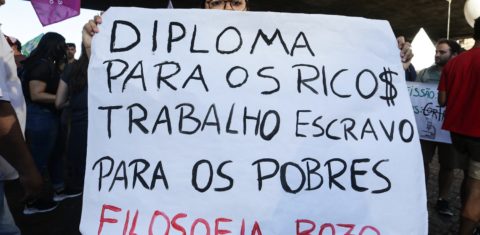 Na Avenida Paulista, estudante protesta contra a política educacional do governo Bolsonaro e do ministro da Educação. Foto Fabio Vieira (FotoRua/NurPhoto). Outubro/2019