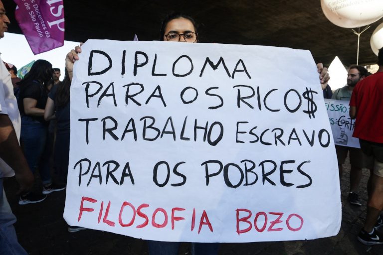 Na Avenida Paulista, estudante protesta contra a política educacional do governo Bolsonaro e do ministro da Educação. Foto Fabio Vieira (FotoRua/NurPhoto). Outubro/2019