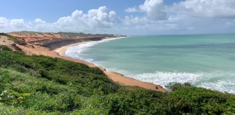 Destino de turismo: Praia de Sibaúma, com o Chapadão de Pipa ao fundo, em um dia ensolarado