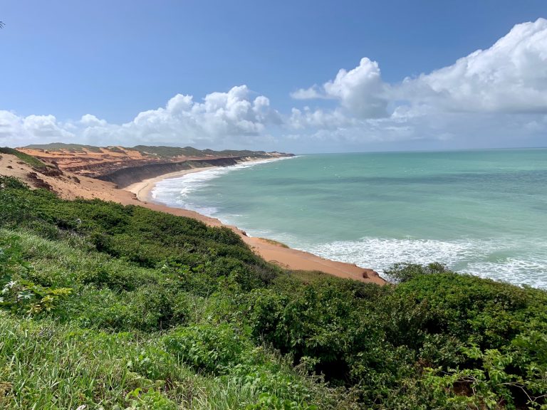 Destino de turismo: Praia de Sibaúma, com o Chapadão de Pipa ao fundo, em um dia ensolarado