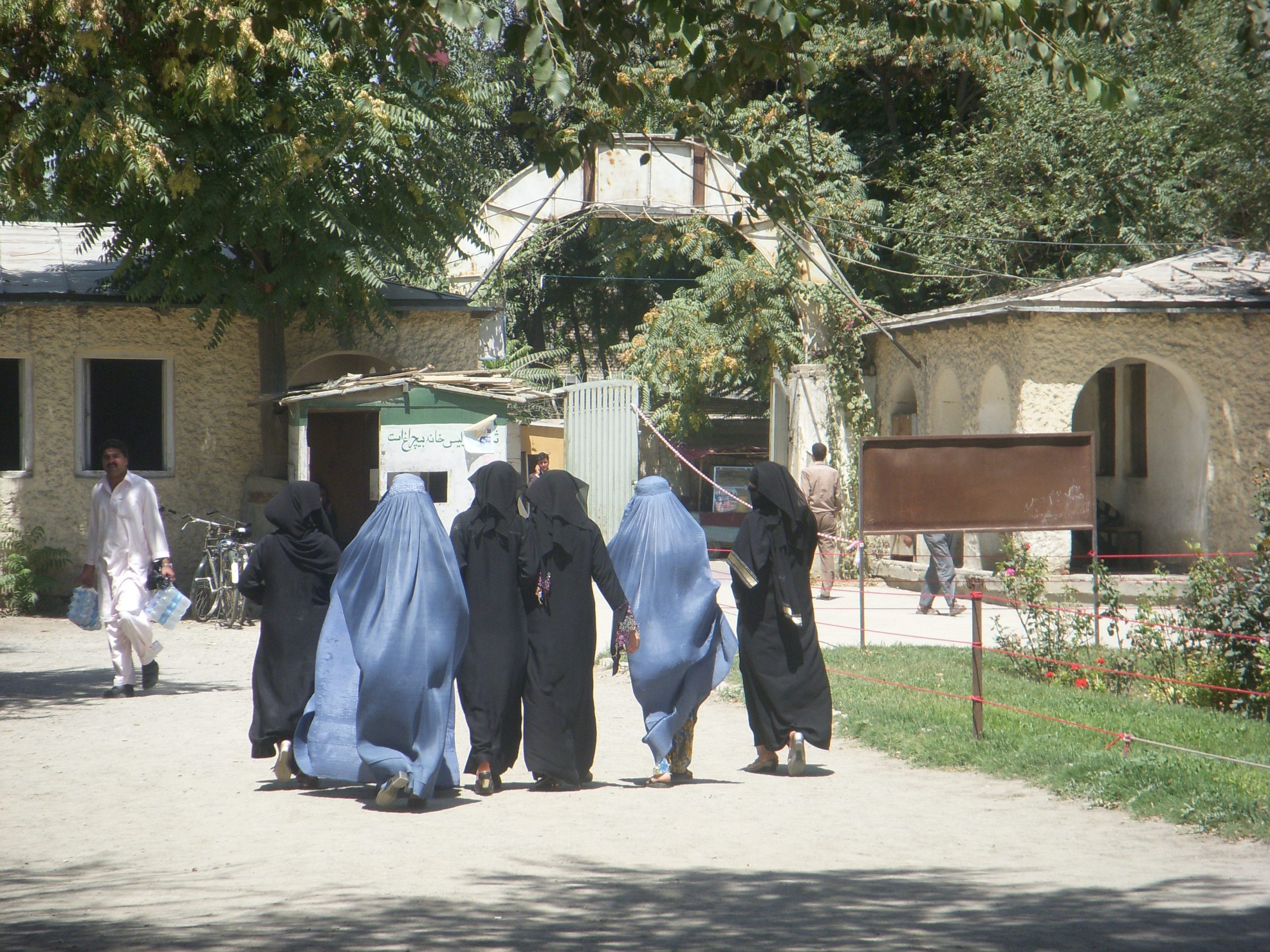 Mulheres afegãs deixando área de votação nas eleições presidenciais em Cabul em 2009: preocupação internacional com destino das mulheres sob novo regime do Talibã (Foto: Florência Costa - Agosto/2009)