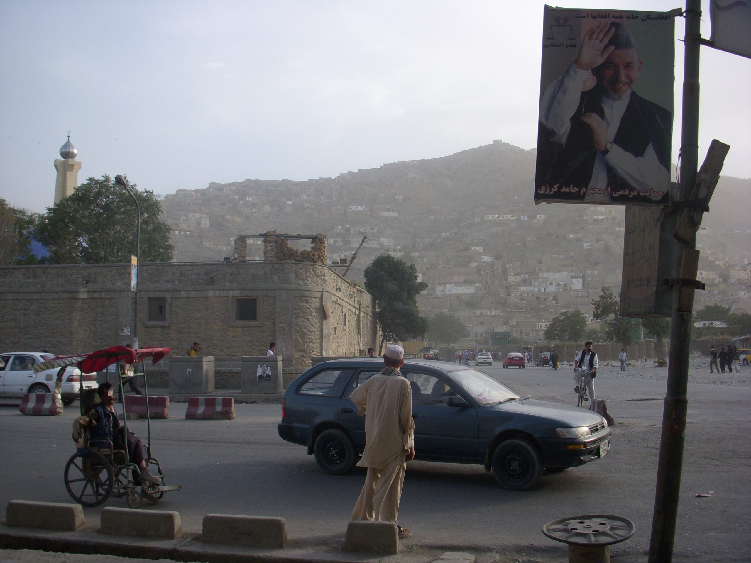 Veterano de guerra em cadeira de rodas improvisada em Cabul: em 2009, Afeganistão já marcado por pobreza, corrupção e reflexos da guerra (Foto: Florência Costa - Agosto/2009)