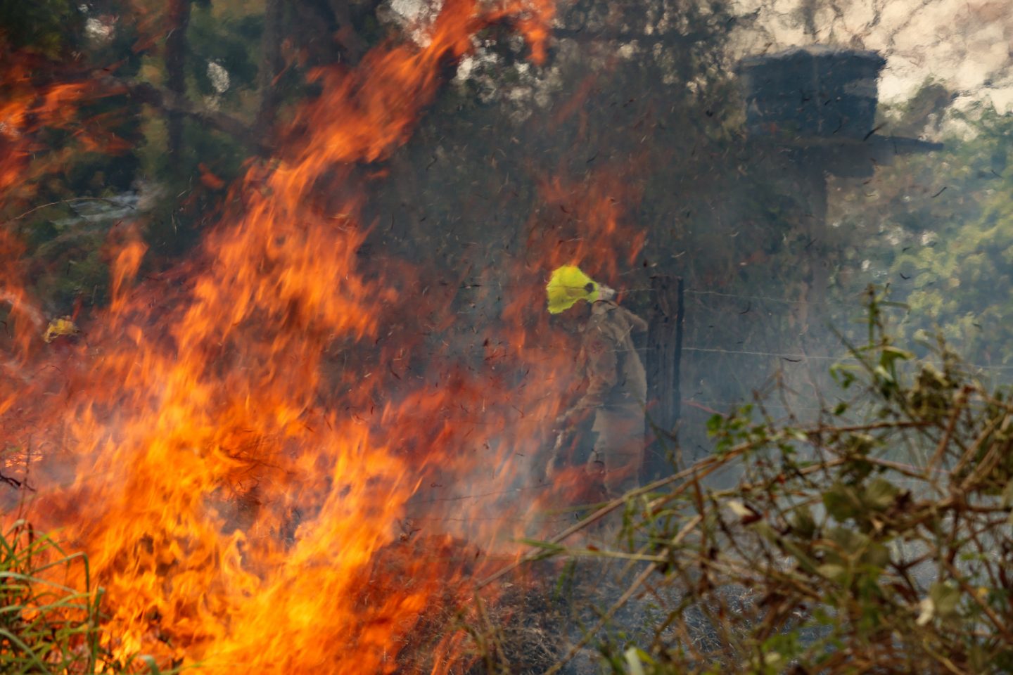 Brigadista combate fogo em área de Floresta Amazônica no Acre: agosto teve explosão de focos de incêndio (Foto: Sérgio Vale/Amazônia Real - 20/08/2020)