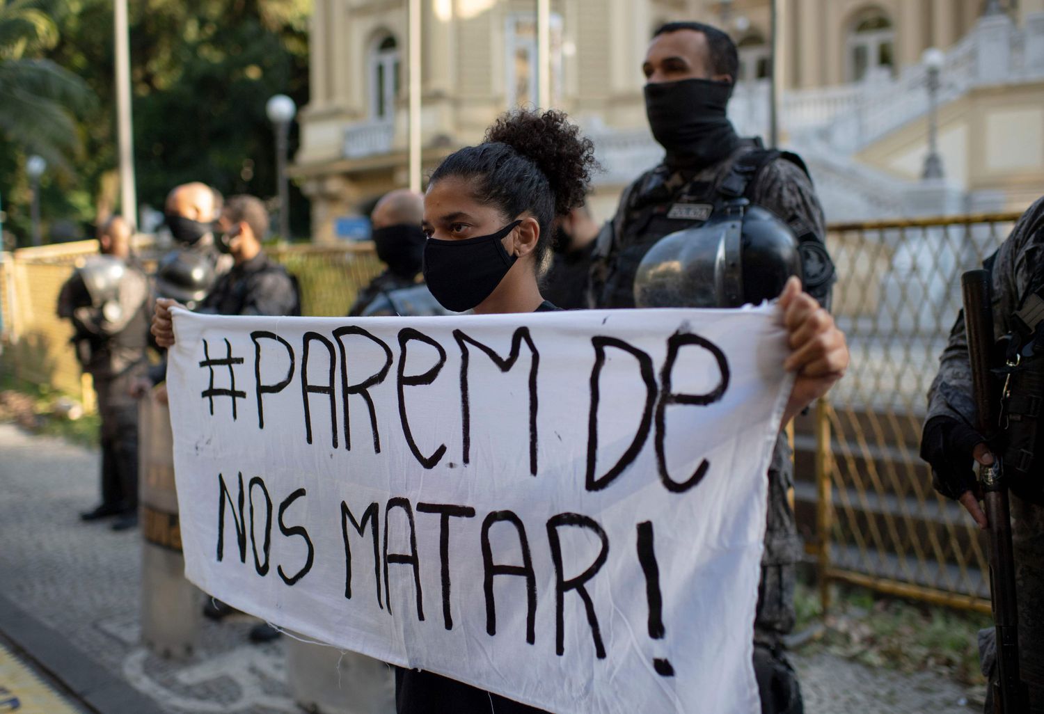 Manifestação contra violência policial no Rio de Janeiro, em 31 de maio de 2020: relatório da Human Rights Watch denuncia brutalidade da polícia brasileira (Foto: Mauro Pimentel/AFP)