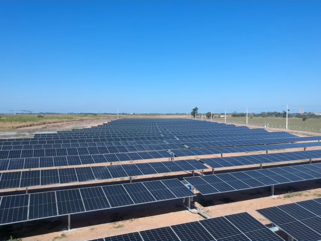 Usina de energia fotovoltaica a serviço da Vivo em Quissamã: 4,8 mil painéis solares para atender unidades da empresa no Rio de Janeiro (Foto: Divulgação/Vivo)
