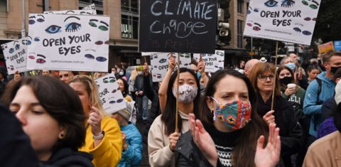 Protesto de estudantes contra falta de ação do governo contra crise climática na Austrália: pesquisa mostra que ansiedade climática atinge maioria da juventude (Foto: Steven Saphore / Anadolu Agency /AFP - 21/05/2021)