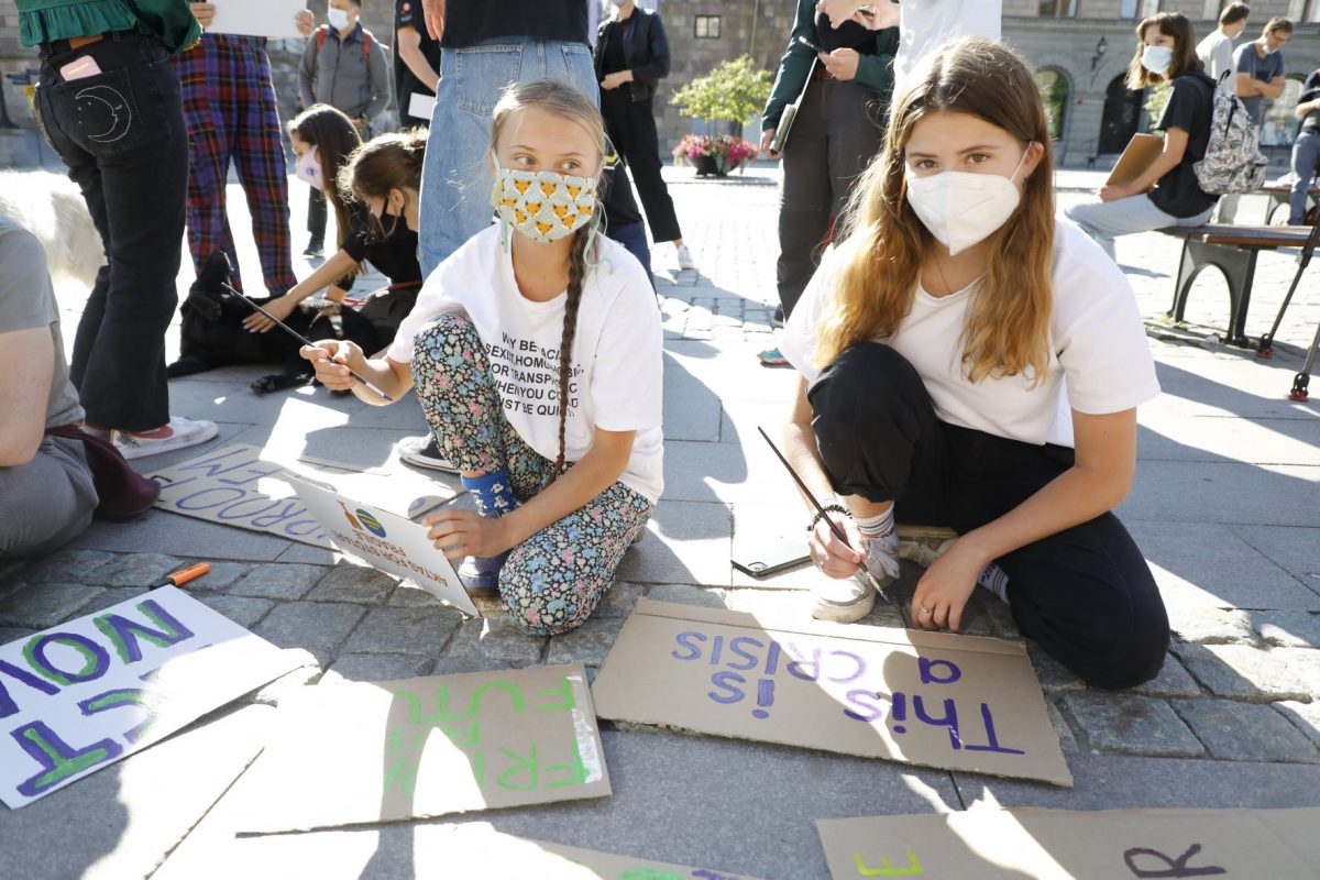 A alemã Luisa Neubauer (à direita) com a sueca Greta Thunberg em protesto em Estocolmo: ativistas apontam sentimentos de raiva, medo, impotência e tristeza entre crianças e jovens (Foto: Christine Olsson / TT News Agency / AFP - 20/08/2021)