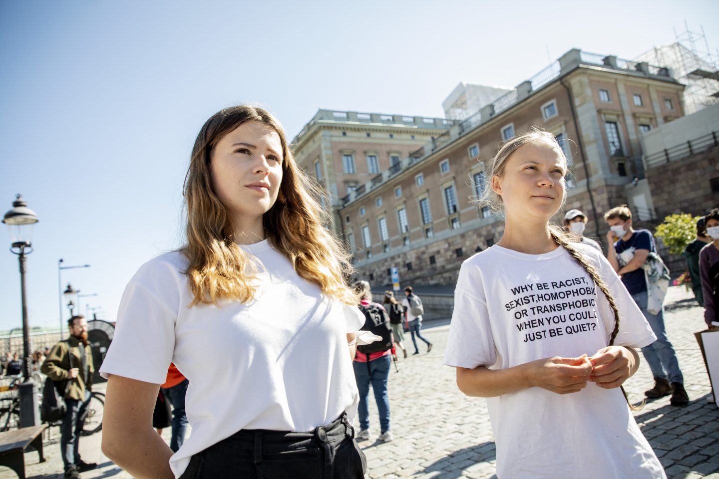 A sueca Greta Thunberg - com uma camiseta contra racismo, sexismo, homofobia e transfobia - e ativista alemã Luisa Neubauer em manifestação pelo clima em Estocolmo: nova greve global amplia reivindicações contra desigualdades e ataca governantes e países ricos (Foto: Christine Olsson / TT NEWS AGENCY / AFP - 20/08/2021)