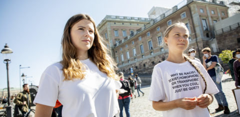 A sueca Greta Thunberg - com uma camiseta contra racismo, sexismo, homofobia e transfobia - e ativista alemã Luisa Neubauer em manifestação pelo clima em Estocolmo: nova greve global amplia reivindicações contra desigualdades e ataca governantes e países ricos (Foto: Christine Olsson / TT NEWS AGENCY / AFP - 20/08/2021)