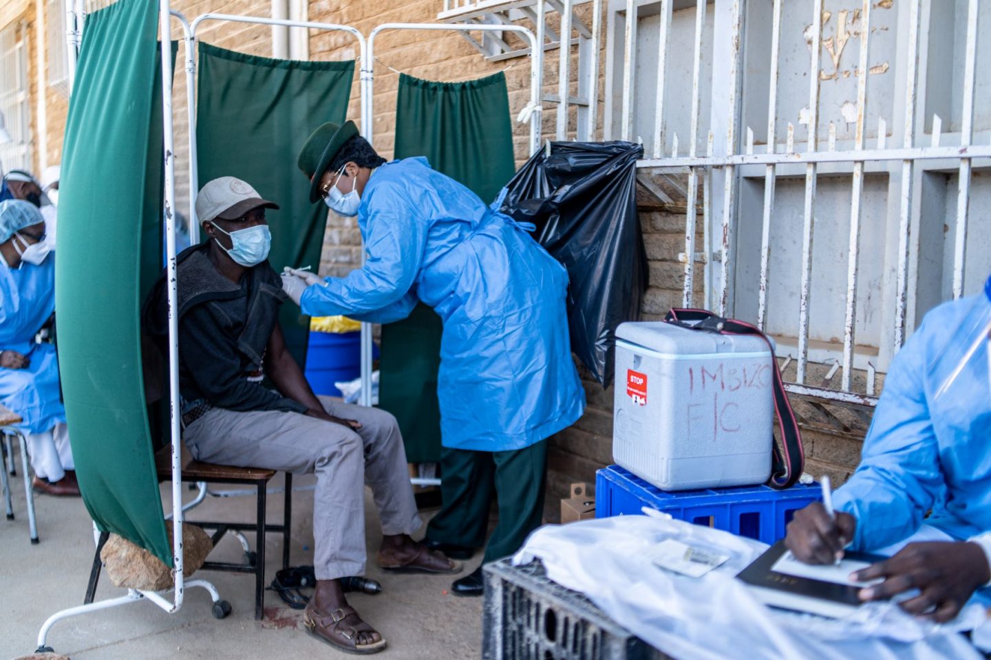 Tenda de vacinação improvisada montada pelo Exército em Bulawayo, Zimbabwe: continente africano sofre com falta de vacinas (Foto: Zinyange Auntony / AFP - 03/08/2021)