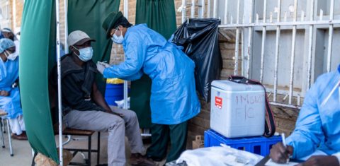 Tenda de vacinação improvisada montada pelo Exército em Bulawayo, Zimbabwe: continente africano sofre com falta de vacinas (Foto: Zinyange Auntony / AFP - 03/08/2021)